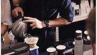 Bukan hanya barista, Aga juga adalah pemilik Coffee Smith. Kesehariannya dipenuhi aktivitas bersama kopi. Kali ini Aga sedang membuat kopi manual brew dengan alat V60. Foto: Instagram