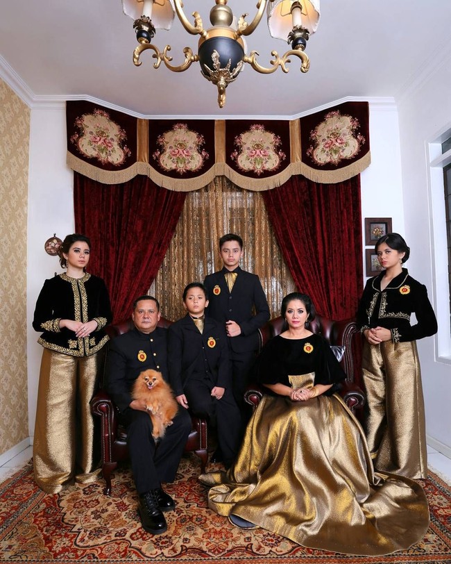 Pemilik akun Instagram @jevobatara ini kerap kali membagikan berbagai aktivitas pendidikan kepolisiannya hingga foto bersama keluarga di media sosial. Foto: Instagram