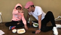 Duh, Iky disuapin adiknya yang bernama Ferdinand. Foto ini diunggah oleh Sule. Ia mengaku terharu melihat kedekatan dua anak laki-lakinya ini. Foto: Instagram sule