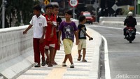 Anak-anak melintas di trotoar yang ada di Flyover Bintaro Permai, Selasa (6/3) kemarin.