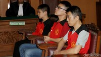 Lima orang, yakni Juang Jin Sheng, Sun Kuo Tai, Sun Chih Feng, Kuo Chun Yuan, dan Tsai Chih Hung, berperan sebagai pihak yang berada dan bekerja di kapal Wanderlust. Sedangkan tiga terdakwa, yakni, Liao Guan Yu, Chen Wei Cyuan, dan Hsu Yung Li, berperan menjemput barang bukti 1 ton sabu itu di Pantai Anyer, Serang, Banten.