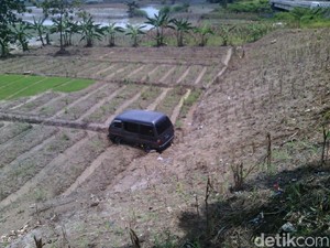 Nahas, Suwiji Tewas Tergilas Mobilnya yang Akan Terperosok ke Jurang