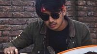 Kemarin dapet kesempatan buat cobain sangrai kopi traditional pakai tembikar di sembalun, untuk halusin bubuknya juga gak pakai mesin penggiling, mereka tumbuk kopinya pakai lisung, jelas Aga. Foto: Instagram