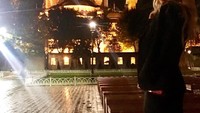 Pertama, mari kita tengok saat Victoria Lopyreva berwisata malam di sekitar Istanbul, Turki. Terlihat di belakangnya adalah Blue Mosque atau Masjid Sultan Ahmed (Victoria Lopyreva/Instagram)