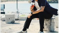 Hot day fix. Its perfect for some iced coffee!  tulis Aga dalam captions fotonya. Posenya sudah mirip cover boy belum nih? Foto: Instagram