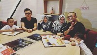 Iky kelihatan paling tampan, ya. Restoran Jepang yang menyediakan menu barbeque jadi pilihan keluarga ini untuk makan malam bersama. Ayah dan bundanya so sweet, ya! Foto: Instagram @rizkyfbian