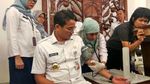 Ekspresi Sandiaga Uno Disuntik Vaksin Difteri