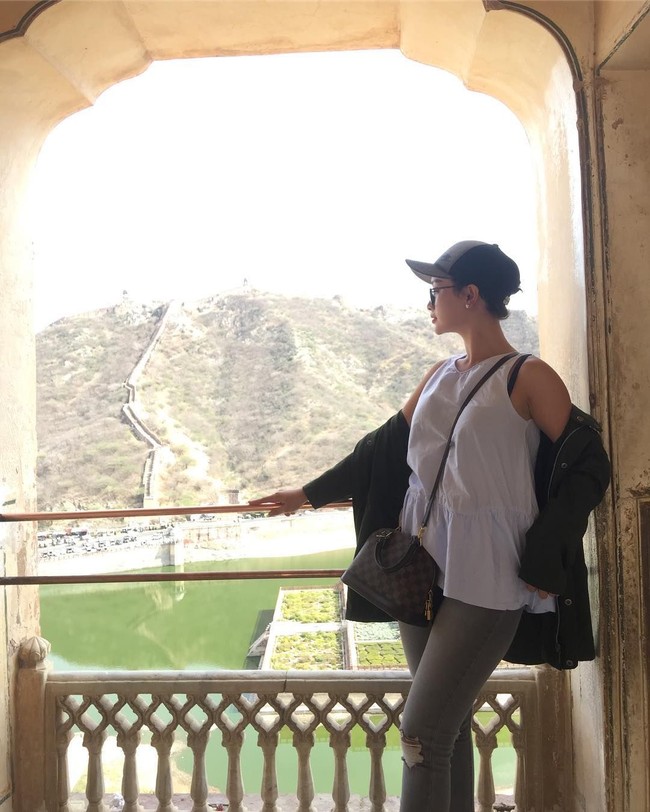 Bergaya saat liburan ke luar negeri, Zaskia Gotik yang populer lewat lagu 1 Jam itu tampak membawa tas Louis Vuitton seri Alma BB seharga US$ 1.200. Foto: Instagram