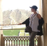 Bergaya saat liburan ke luar negeri, Zaskia Gotik yang populer lewat lagu 1 Jam itu tampak membawa tas Louis Vuitton seri Alma BB seharga US$ 1.200. Foto: Instagram