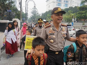 Operasi Keselamatan, Polisi di Bandung Antar Siswa ke Sekolah