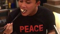 Anak komedian, Entis Sutisna, ini mengaku lapar saat sedang jumpa fans di salah satu mall Jakarta. Ia memilih untuk makan steam bread. Duh, Iky lahap banget makannya! Foto: Instagram @rizkyfbian