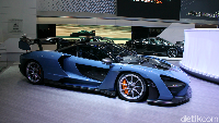 Ada juga McLaren Senna versi standar yang bisa dibawa ke jalanan umum. McLaren membanderol mobil seri Ultimate terbarunya ini seharga 750.000 poundsterling termasuk pajak di Inggris itu sekitar Rp 14 miliar.  Foto: McLaren