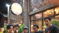 Kids jaman now, tulis Darius pada keterangan foto Instagramnya. Darius tampak semangat menikmati gelato di Tempo Gelato Yogyakarta. Foto: Instagram @darius_sinathrya