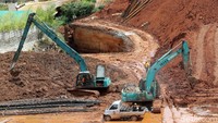 Sejumlah ekskavator terus melakukan pengerukan di lokasi proyek Tol Desari.