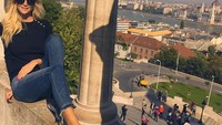 Sedang yang ini, Victoria Lopyreva sedang menikmati sapaan hangatnya mentari di Kota Budapest, Hungaria (Victoria Lopyreva/ Instagram)