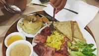 English breakfast ini dimasak sendiri, lho oleh Nicho dan saudaranya. Masakan ini dibuat tepat saat Veronica Tan berulang pada 4 Desember 2015. Foto: Instagram @nachoseann
