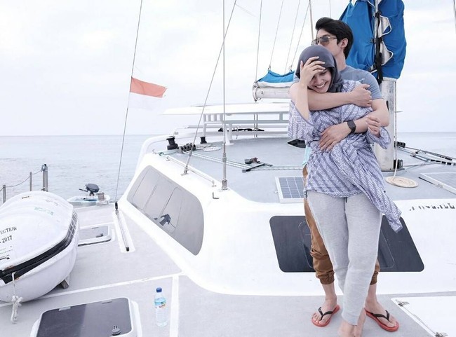 Tak hanya Ammar Zoni, Irwansyah pun memilih sandal jepit untuk menikmati liburannya bersama sang istri Zaskia Sungkar. Foto: Instagram