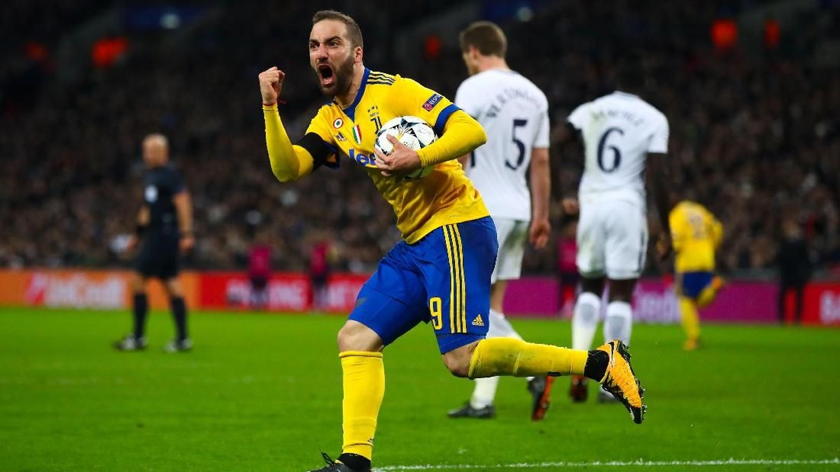 Gonzalo Higuain mencetak gol pertama Juventus ke gawang Tottenham Hotspur (Julian Finney/Getty Images)