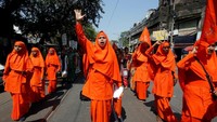 Para Biarawati Hindu di Kolkata, India, meneriakan slogan-slogan dalam sebuah aksi damai untuk memperingati Hari Perempuan Internasional. REUTERS/Rupak De Chowdhuri.