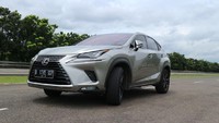 Mobil akan menjamin kenyamanan dan kemewahan berkendara dengan harga yang cukup terjangkau untuk ukuran mobil premium. Foto: Ruly Kurniawan