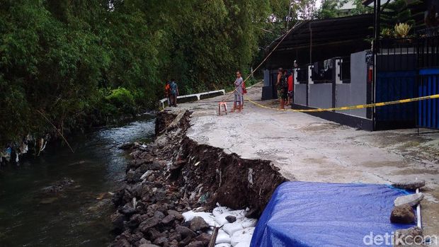 Talud ambrol mengancam dua rumah di Sinduharjo, Ngaglik, Sleman.