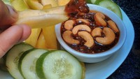 Kalau biasanya sambalnya pakai kacang tanah goreng, @margaretharetnopprabawani justru mencampurkan bumbu rujak pakai kacang mede. Wah gimana rasanya ya? Foto: Dapur Cemplung.