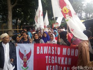 Dukung Partai Republik di Sidang Gugatan, Emak-emak Datangi Bawaslu