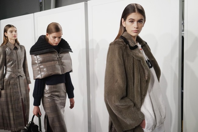  Saat Kaia Gerber bersiap tampil di fashion show Fendi di Milan Fashion Week. (Foto: Getty Images)
