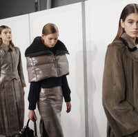  Saat Kaia Gerber bersiap tampil di fashion show Fendi di Milan Fashion Week. (Foto: Getty Images)