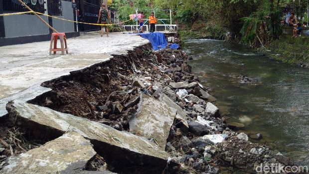 Talud ambrol mengancam dua rumah di Sinduharjo, Ngaglik, Sleman.