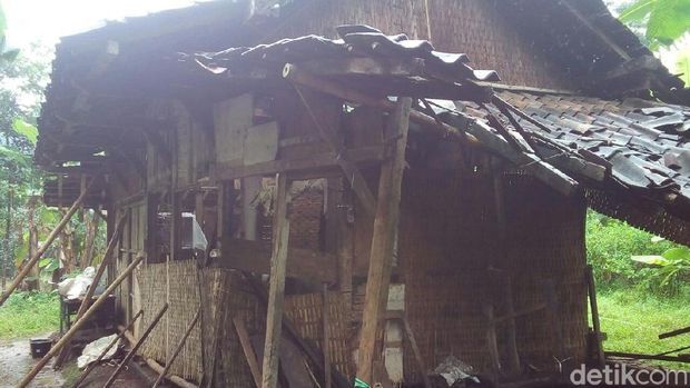 Rumah nenek Asiyah yang disangga kayu dan bambu. 