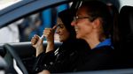Wajah Bahagia Perempuan Saudi Saat Latihan Menyetir Mobil