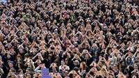 Kaum wanita di Bilbao, Spanyol, melakukan aksi damai untuk peringati Hari Perempuan Internasional, Kamis (8/3/2018). REUTERS/Vincent West.