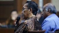 Mantan auditor madya di Badan Pengawas Keuangan dan Pembangunan (BPKP) Mahmud Toha Siregar (berbaju batik) bersaksi dalam sidang korupsi e-KTP dengan terdakwa Setya Novanto, di Pengadilan Tipikor, Kamis (8/3/2018).