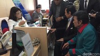 Rhoma dan rombongan menyerahkan satu bendel map tebal warna kuning, dan lima dokumen yang dijilid.