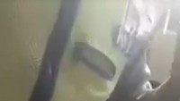 Dalam video itu, seorang anggota Polantas membawa motor warga yang kena tilang, yang memuat bertumpuk-tumpuk gulungan kain. Di tengah perjalanan, dua polisi itu berhenti dan melakukan negosiasi. (istimewa)