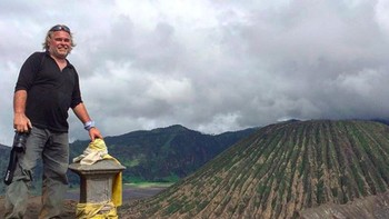Mengabadikan diri berlatarbelakang Gunung Bromo. Foto: instagram.com/e_kaspersky