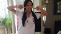 Ibu satu anak itupun ikutan mengunggah fotonya dengan seragam SMA saat demam film Dilan. (Dok. Instagram/kalinaocktaranny)