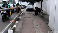Ada juga mobil yang parkir.