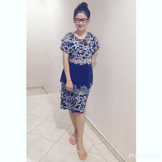 Penampilan santai Uut Permatasari saat berada di rumah dengan sandal jepitnya. Foto: Instagram