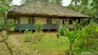 Jika ada warga yang memaksa membangun rumah dari tembok maka secara bersama-sama meminta untuk segera dirobohkan. Karena masyarakat khawatir akan datang bencana.