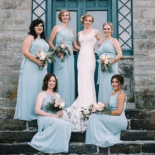 Selain nostalgia rose, warna biru muda juga diramalkan jadi tren tema baju bridesmaid 2018. Warna seperti ini memang tampak lembut dan feminin sehingga cocok dipakai oleh para pengiring pengantin. Foto: Instagram