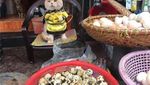 Bikin Gemas! Lihat Kucing Ini Berjualan Ikan, Daging dan Telur di Pasar