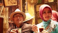  Bersama Atalia Si Cinta, ini gaya Ridwan Kamil saat ngopi. Kopi hitam rupanya jadi pilihan pria berkaca mata ini. Foto: Istimewa