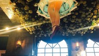 Kafe ini mengusung konsep fantasi jadi interiornya dihias dengan berbagai ornamen imajinasi bertema wanita. Langit-langit kafe dihias dengan gantungan berbentuk kaki wanita yang mengenakan rok cantik. Foto: Instagram @missyoon.in.wl