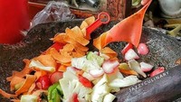 Potongan buah warna-warni ini dicampur setelah sambal rujak dibuat. Eh kok jadi salah fokus ya sama postingan rujak dari @jazzyculinary yang centongnya di potek setengah. Foto: Instagram @jazzyculinary Foto: Istimewa