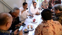 Nah, nggak ketinggalan Presiden Joko Widodo yang mencicip kopi. Saat ke Bandung ia mampir ke kopi Sejiwa di Jalan Progo. Saya tadi coba coffee latte. Di sini kopinya berasal dari Gunung Puntang Jawa Barat, tulis Jokowi. Foto: Istimewa