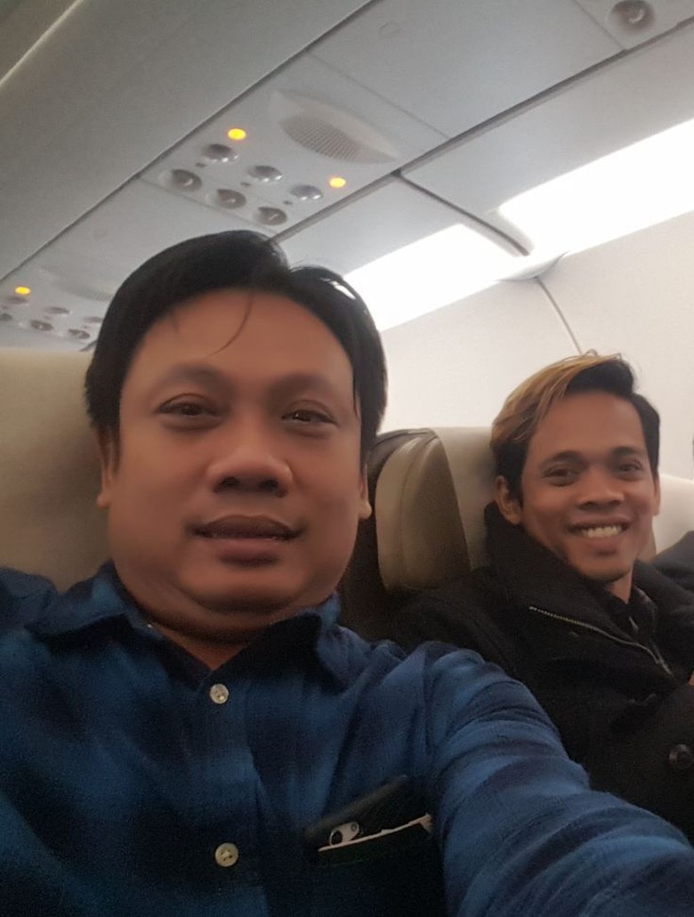Bebas dari Hong Kong, Cak Percil-Cak Yudho Selfie di Pesawat Pulang Bebas dari Hong Kong, Cak Percil-Cak Yudho Selfie di Pesawat Pulang