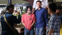 Penyebar hoax, isu SARA, dan penghina tokoh negara melalui media sosial berinisial KB (30) dihadirkan dalam jumpa pers di kantor Dirtipid Siber Bareskrim Polri, Cideng, Jakarta Pusat, Kamis (8/3/2018).