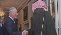 Dalam kunjungan ke Inggris, Pangeran Mohammed bin Salman atau MBS juga bertemu Pangeran Charles dan putranya, Pangeran William. Dalam foto ini tampak Pangeran Charles menyambut MBS dengan hangat. Foto: AFP PHOTO/POOL/Yui Mok